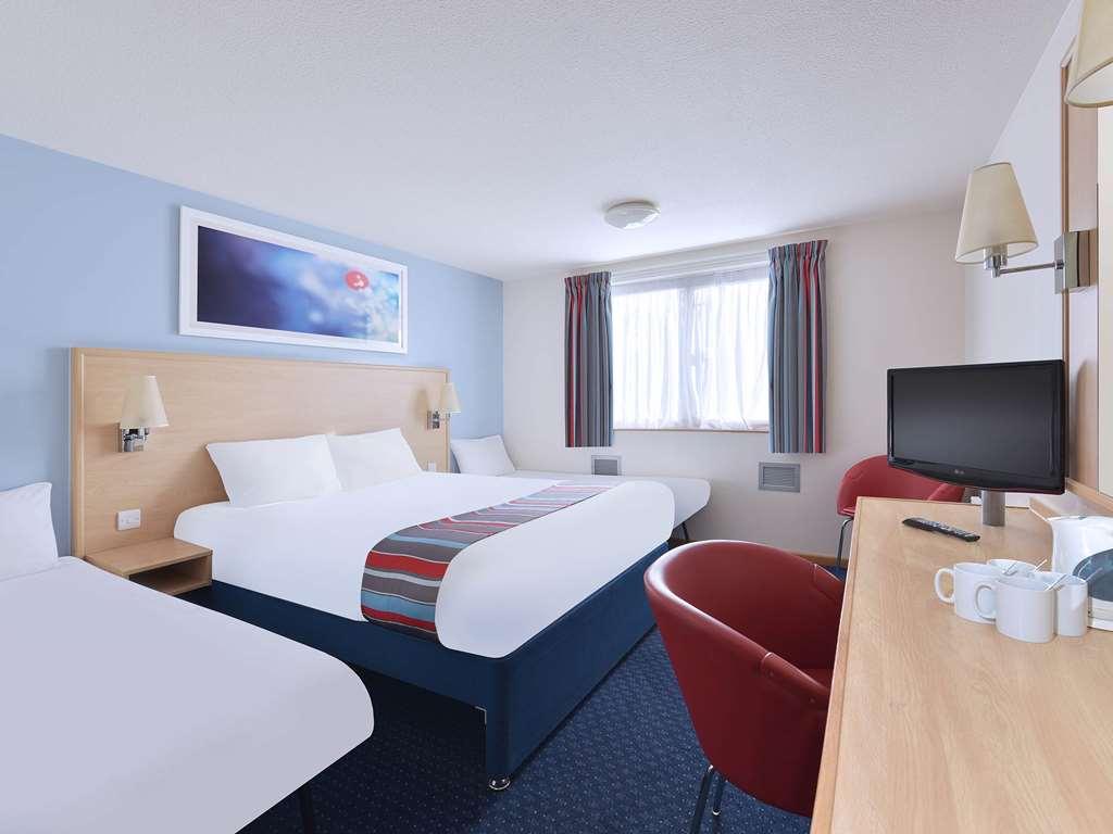 Travelodge Leeds Colton Garforth Habitación foto