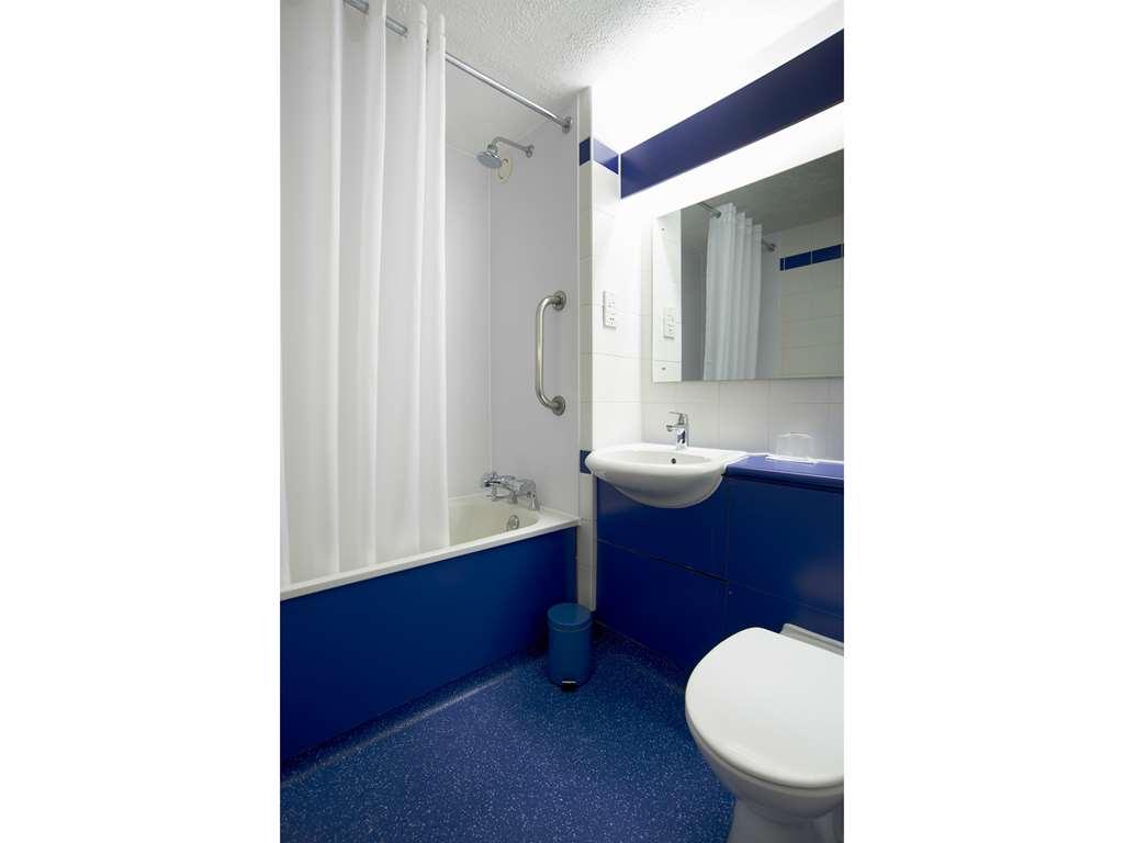 Travelodge Leeds Colton Garforth Habitación foto