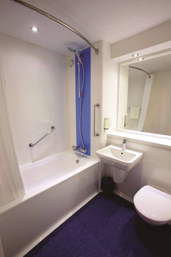 Travelodge Leeds Colton Garforth Habitación foto